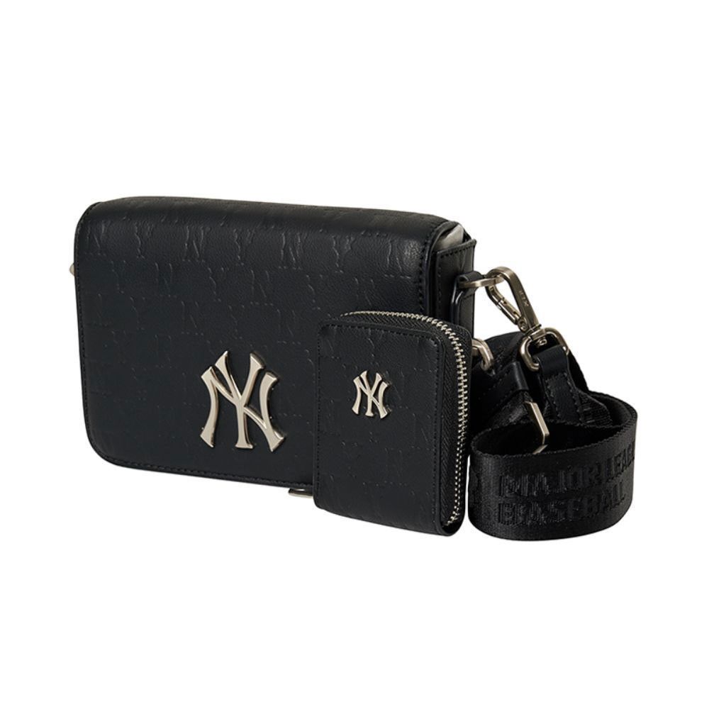 MLB MONOGRAM shoulder bag 3ABQS022N 50BKS Team : NEW YORK YANKEES Color : BLACK FIT : Length 23.5cm X Height 15.5cm(13cm) XWidth 6cm FABRIC : SHELL POLYURETHANE(80%) SHELL POLYESTER(12%) SHELL COTTON(8%) LINING COTTON(100%) Bag strap length :